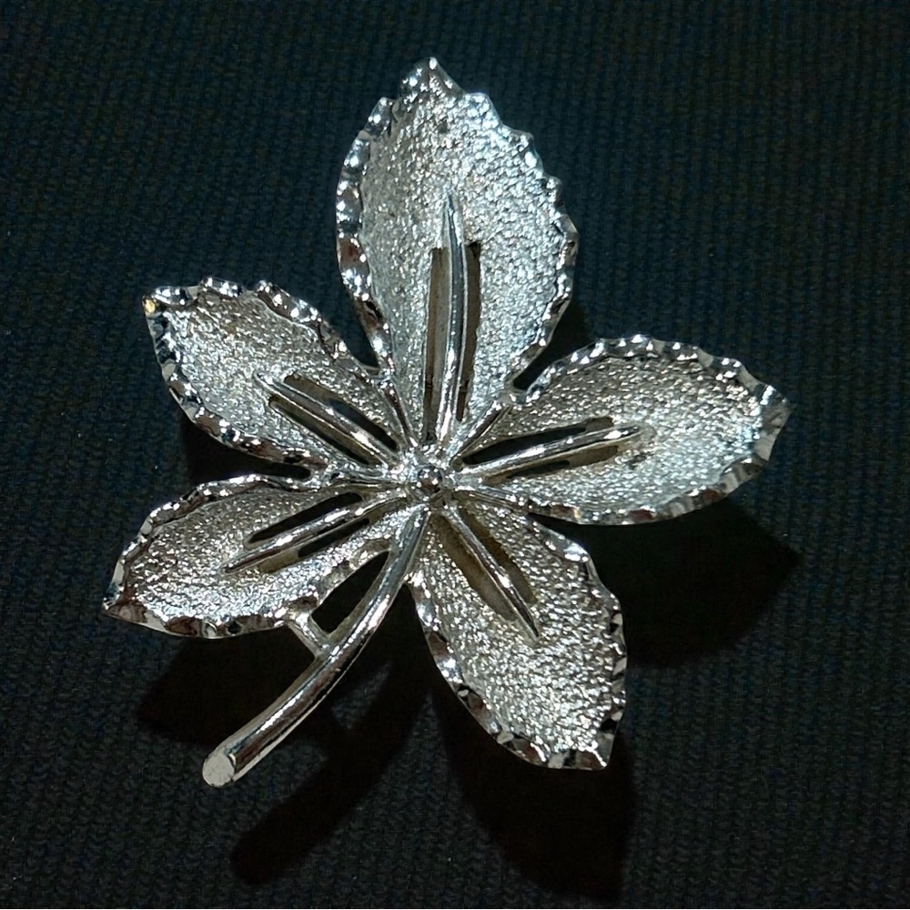 Sarah Coventry VINTAGE Silver Tone‎ Leaf Brooch